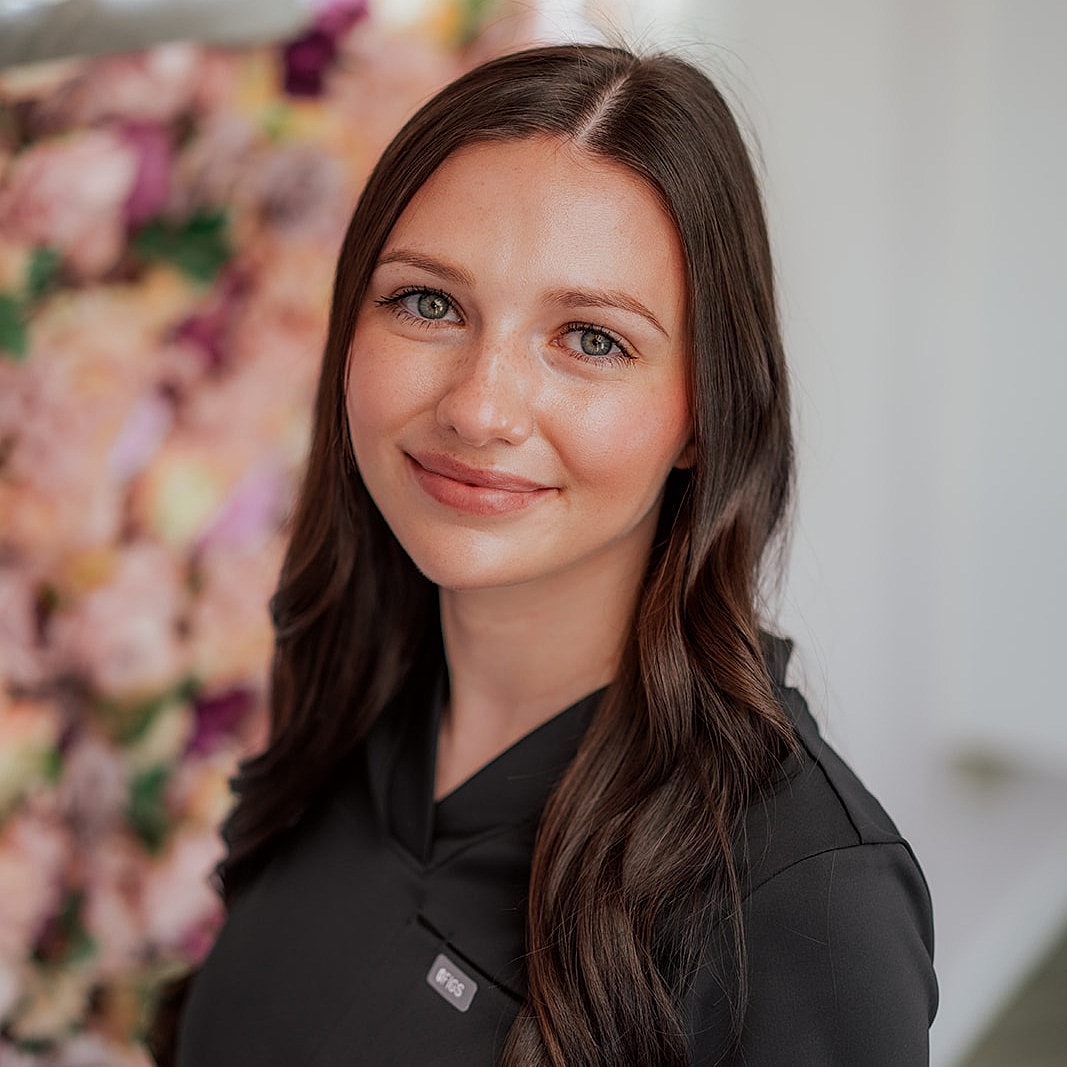 Smiling woman with long hair and beautiful eyes.